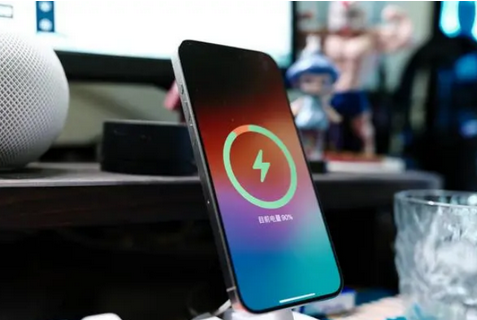 常山苹果15换屏服务分享用什么充电器给iPhone15充电更好 